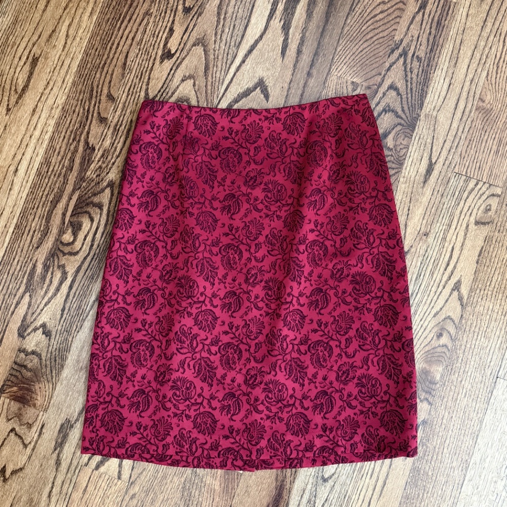 Ann Taylor Red and Balck Floral Print Satin Pencil Skirt. Size 10